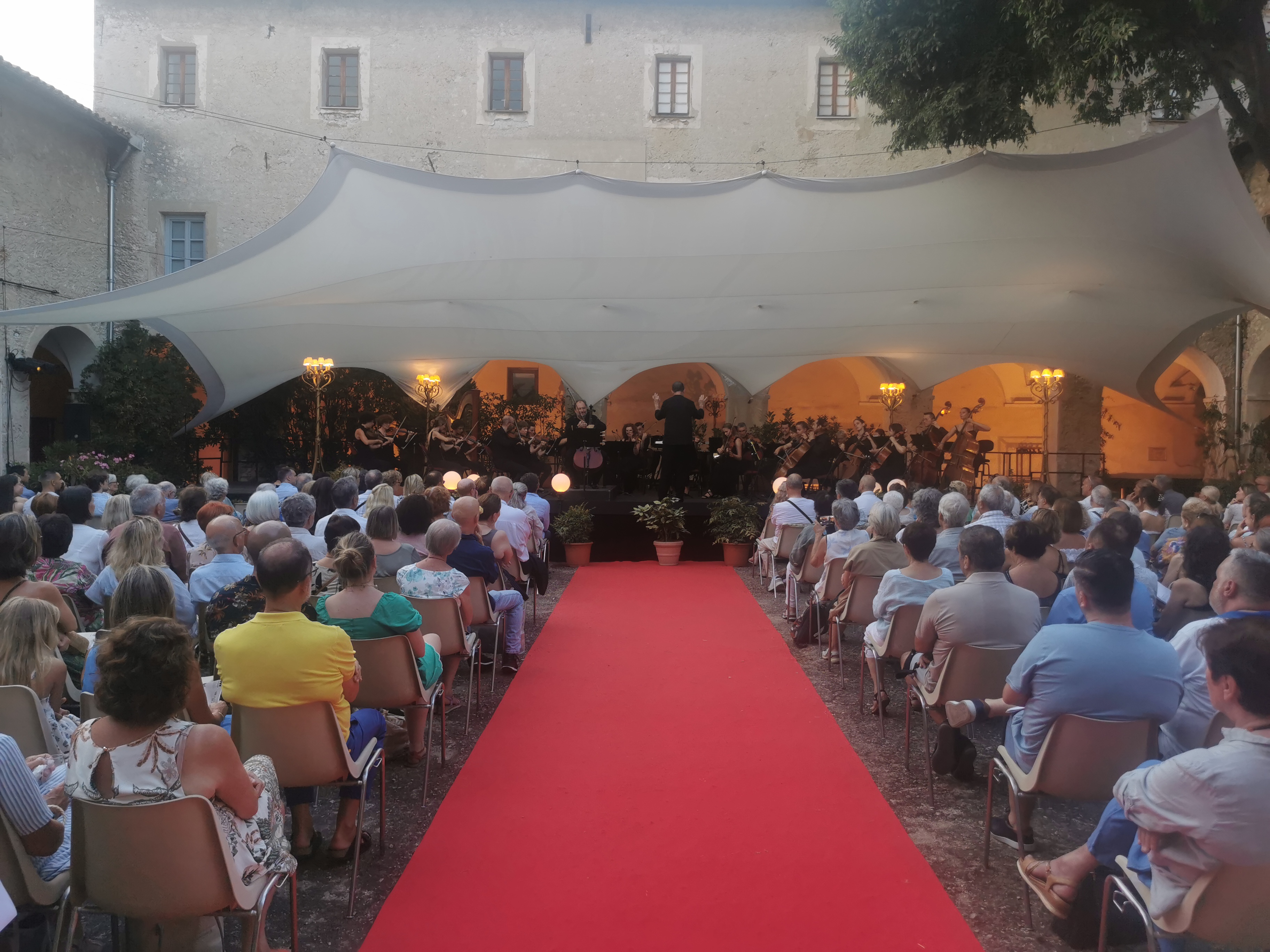 SCENE CLOITRE TAPIS ROUGE IMG_20240724_203608.jpg